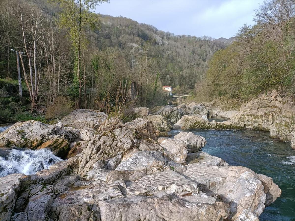 La Salmonera Cangas De Onis Caño Exterior foto