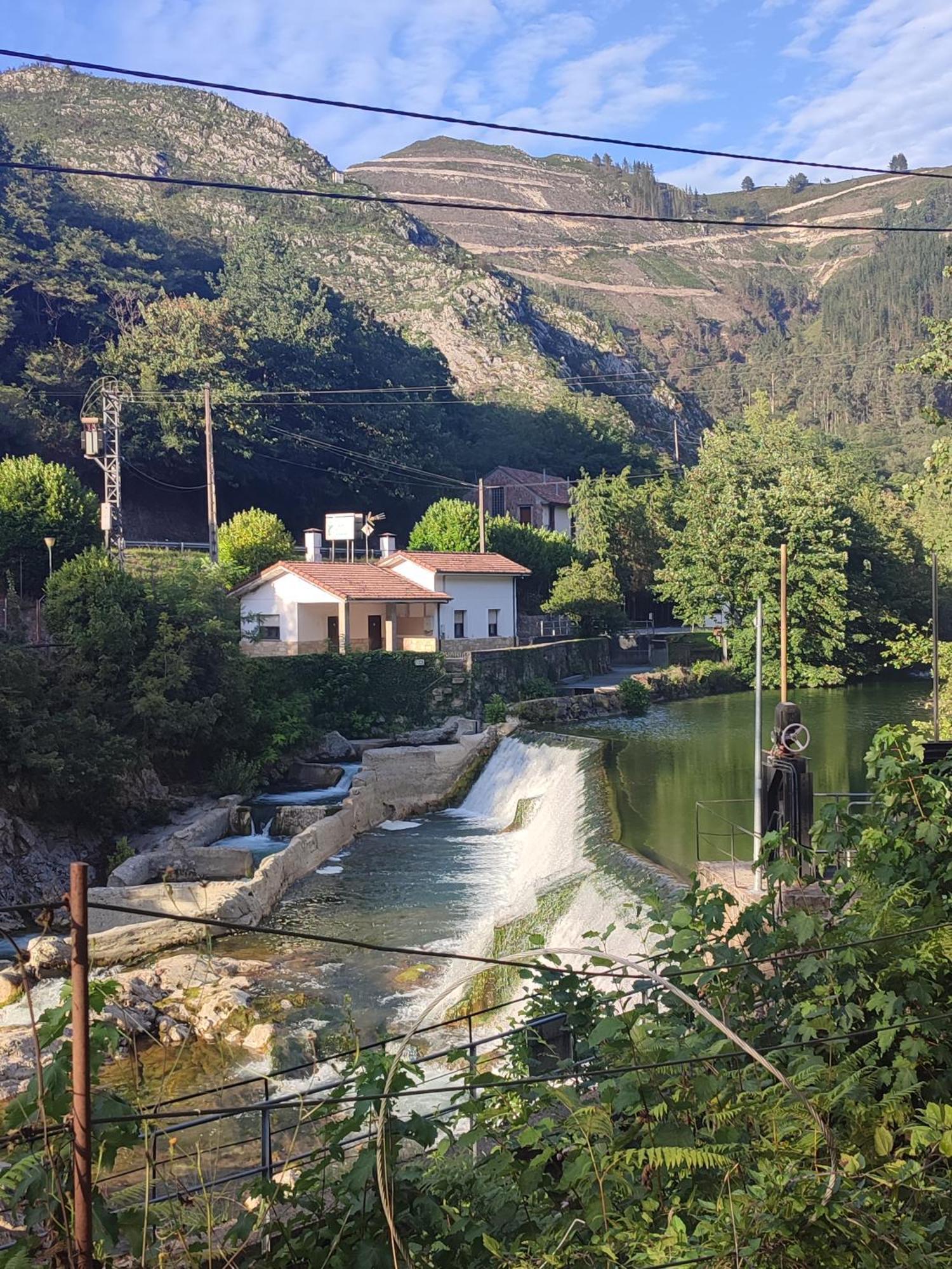La Salmonera Cangas De Onis Caño Exterior foto